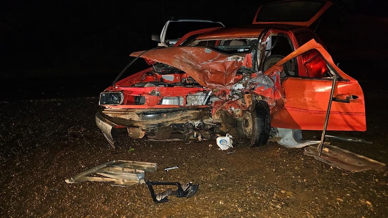 Colisão frontal deixa dois motoristas feridos em Constantina