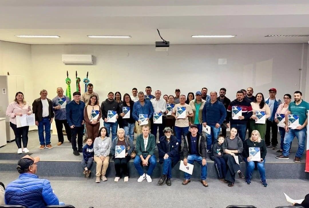Ametista do Sul entrega 23 escrituras de imóveis por meio da regularização fundiária