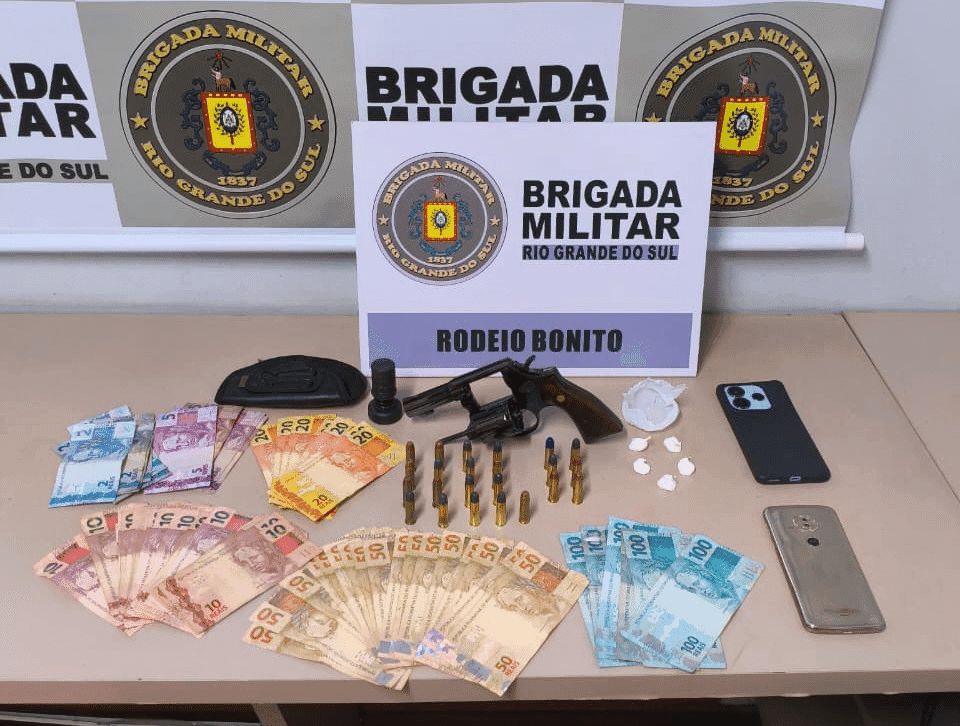 Dois homens são presos em Rodeio Bonito com arma e cocaína