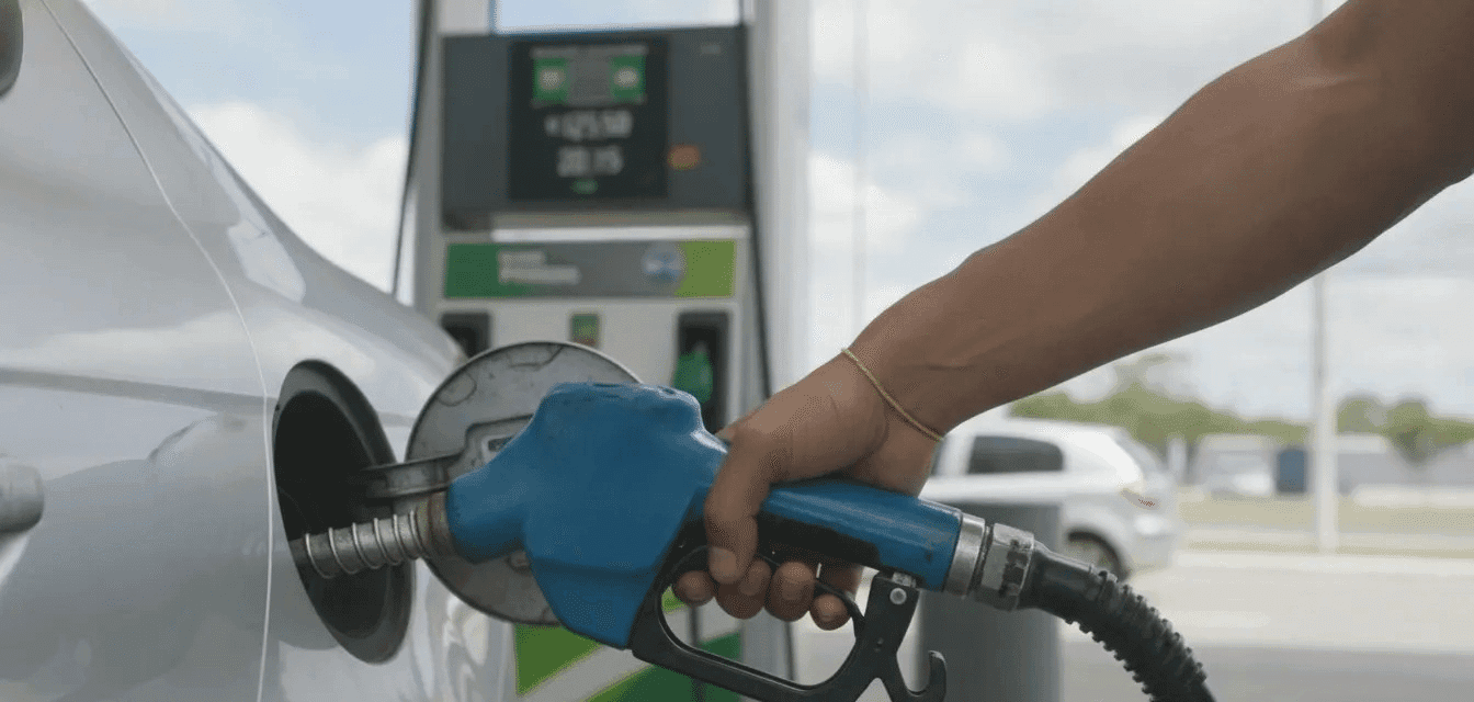 Governo prorroga por 30 dias subsídio de R$ 0,44 por litro da gasolina