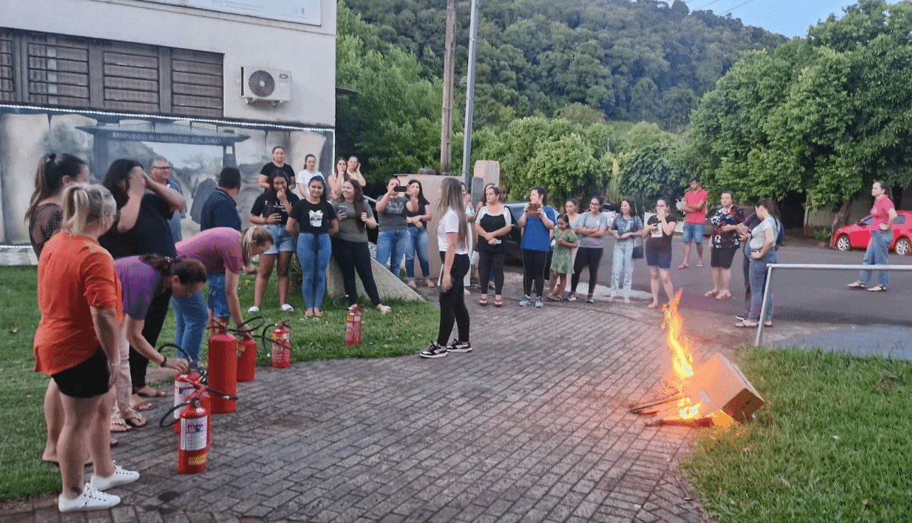 Treinamento para uso de extintores é realizado em Liberato Salzano