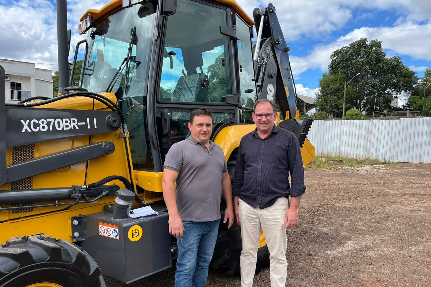 Administração de Cerro Grande adquire nova retroescavadeira