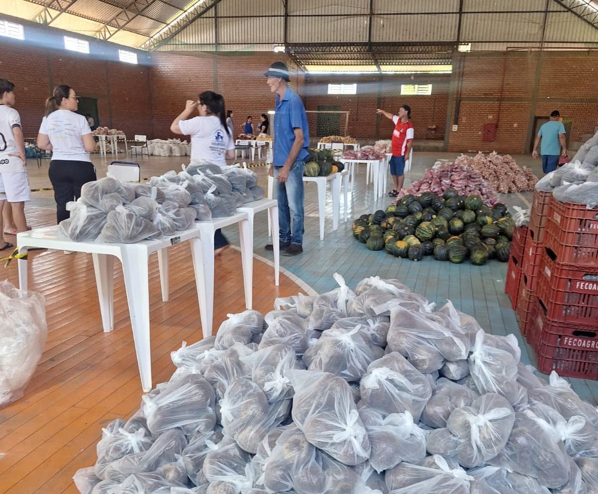 Secretaria de Assistência Social entrega kits do PAA a 300 famílias em Cristal do Sul