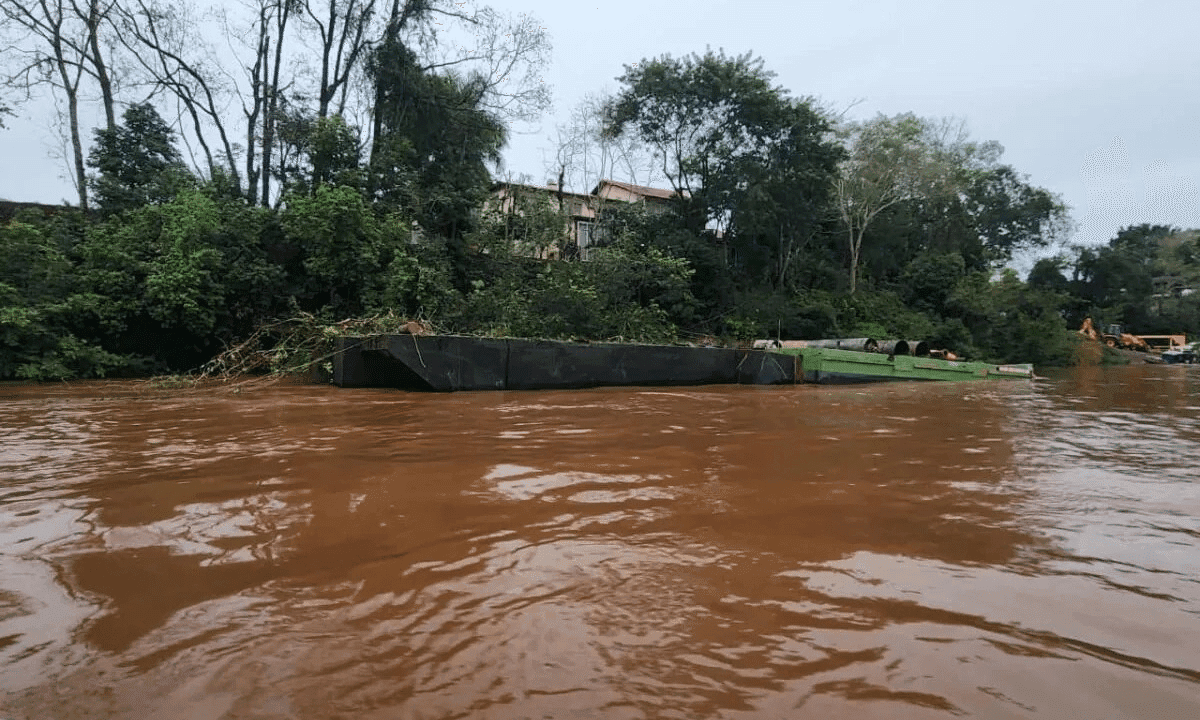 Balsa das obras da ponte entre Erval Seco e Redentora é recuperada após ser levada pela correnteza